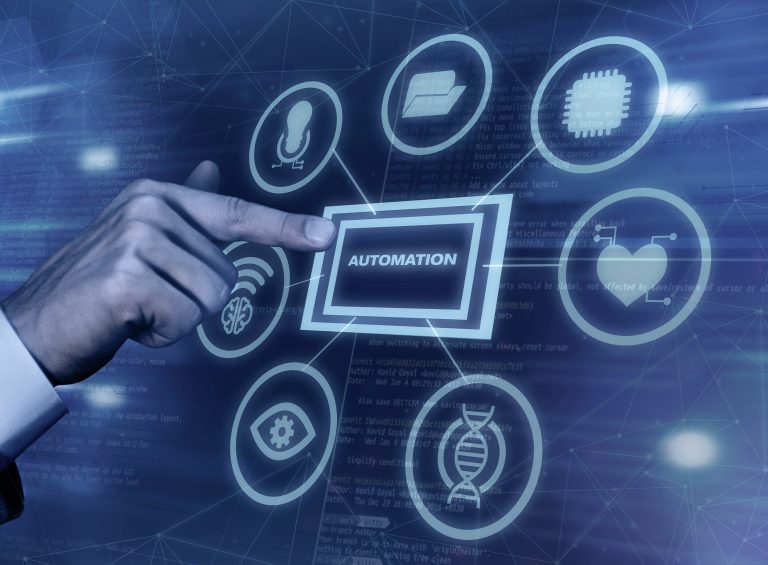 Hand, die digitalisiertes Automatisierungssymbol auf Bildschirm berührt.